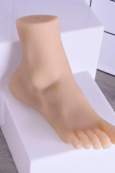 Masturbator w kształcie kobiecej smukłej stopy z realistyczną i ciasną pochwą