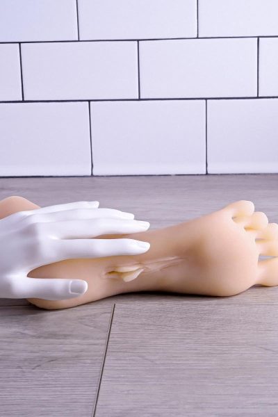 Masturbator w kształcie kobiecej smukłej stopy z realistyczną i ciasną pochwą