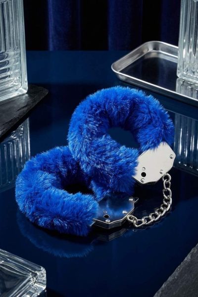 Heavy-Duty Fluffy Handcuffs – Metalowe Kajdanki z Granatowym Pluszem