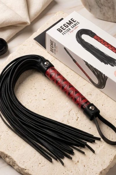 BEGME – RED EDITION WEGAŃSKA SKÓRZANA FLOGGER